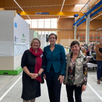 v.l.n.r.: die Stadträtinnen Michaela Meister und Simone Jell-Huber mit Klara Geywitz in der Mitte